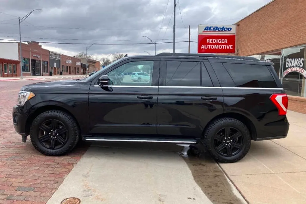 2021 Ford Expedition XLT photo 1