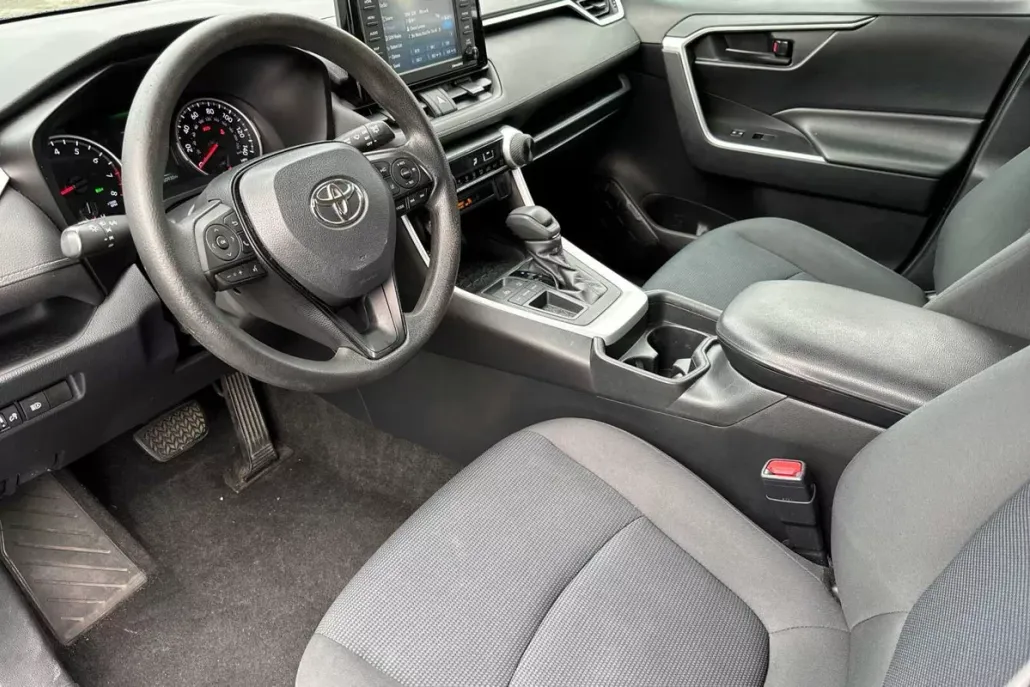 2020 Toyota RAV4 LE photo 1