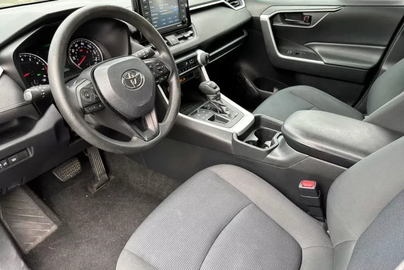 2020 Toyota RAV4 LE photo 1