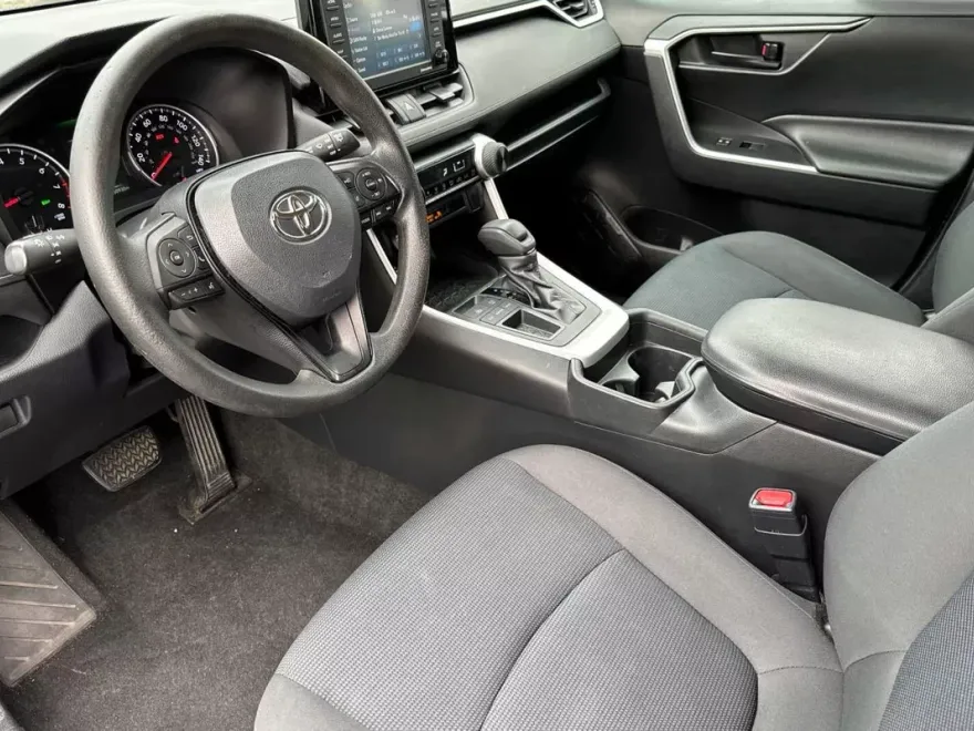 2020 Toyota RAV4 LE photo 1