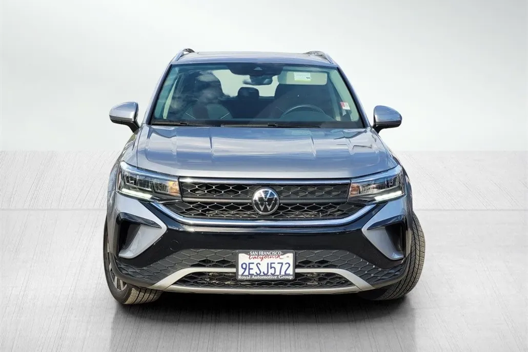 2023 Volkswagen Taos SE photo 1