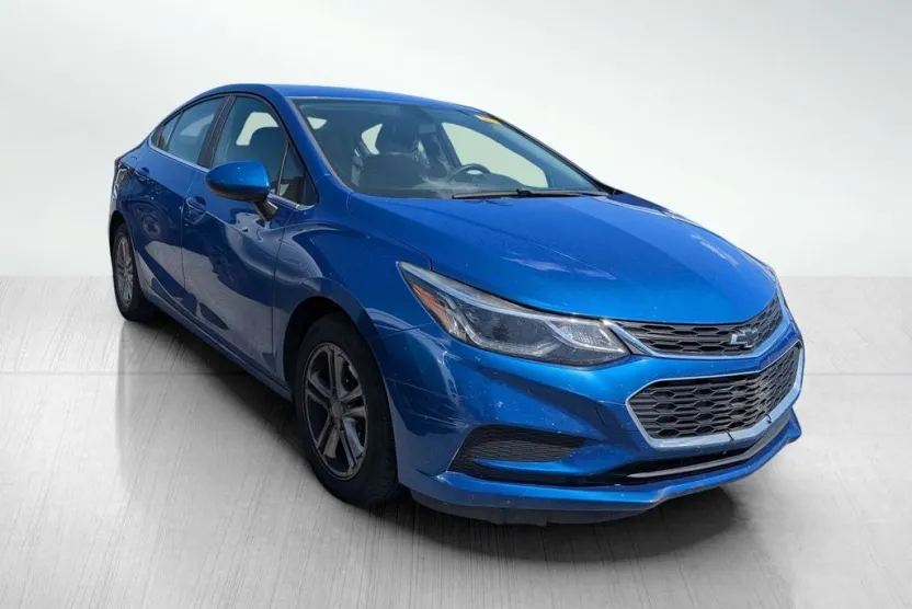 2018 Chevrolet Cruze LT photo 1