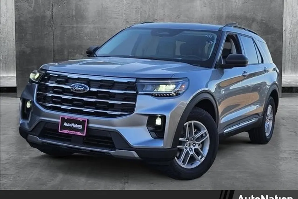 2025 Ford Explorer photo 1