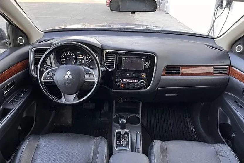 2015 Mitsubishi Outlander SE photo 1