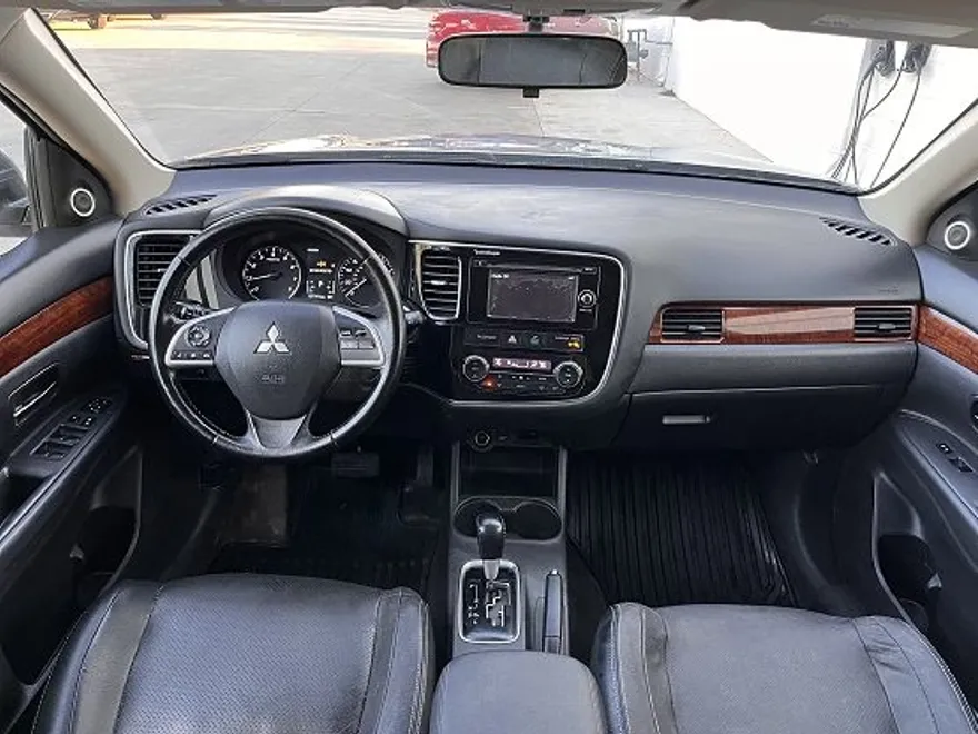 2015 Mitsubishi Outlander SE photo 1