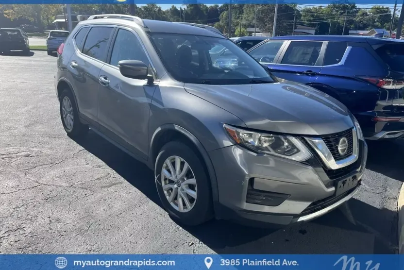 2018 Nissan Rogue SV photo 1