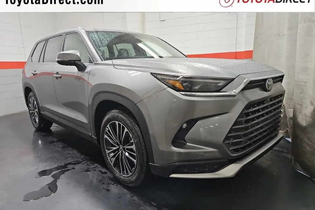 2026 Toyota Highlander Hybrid Platinum photo 1