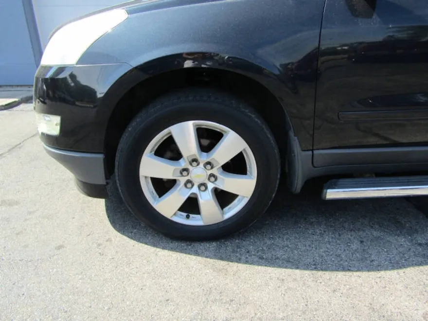 2012 Chevrolet Traverse 1LT photo 1