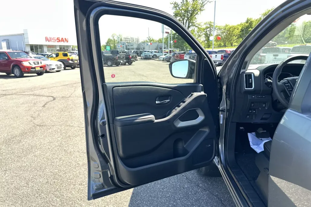 2025 Nissan Frontier SL photo 1