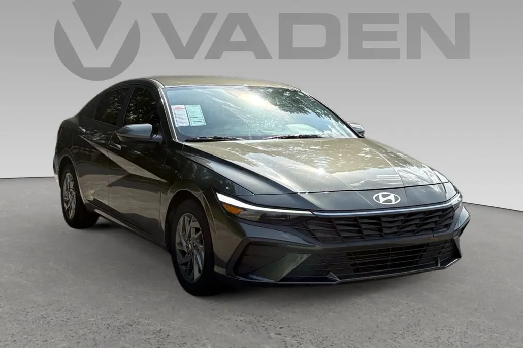 2024 Hyundai Elantra SEL photo 1