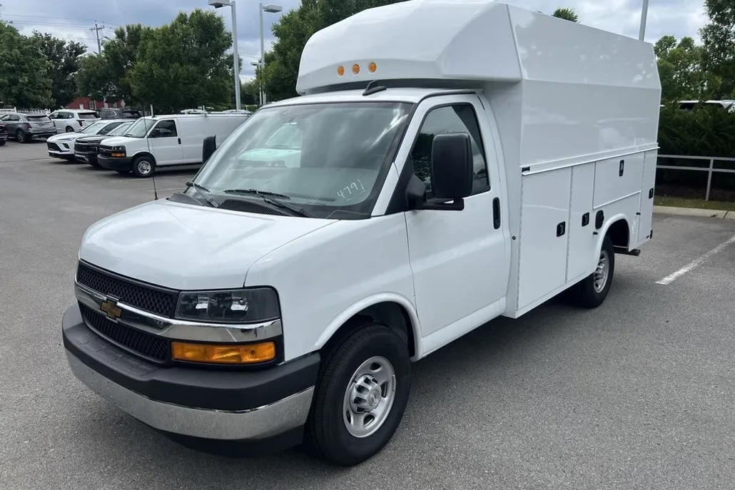 2025 Chevrolet Express Cutaway 3500 photo 1