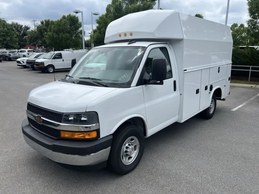2025 Chevrolet Express Cutaway 3500 photo 1