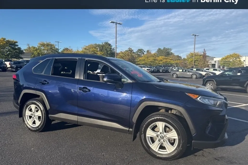 2019 Toyota RAV4 XLE photo 1
