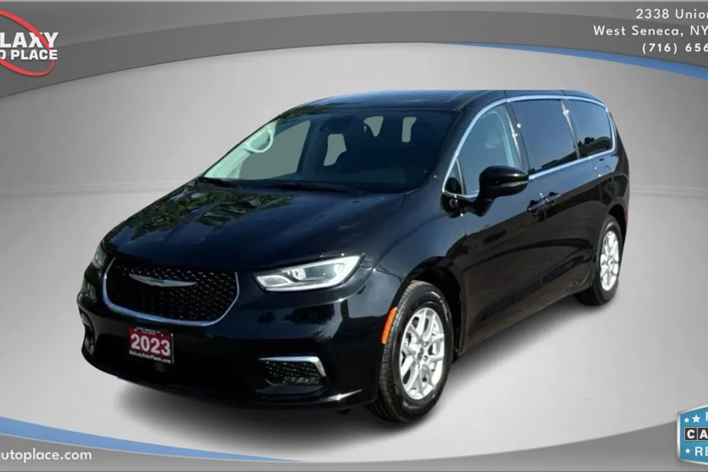 2023 Chrysler Pacifica Touring L photo 1