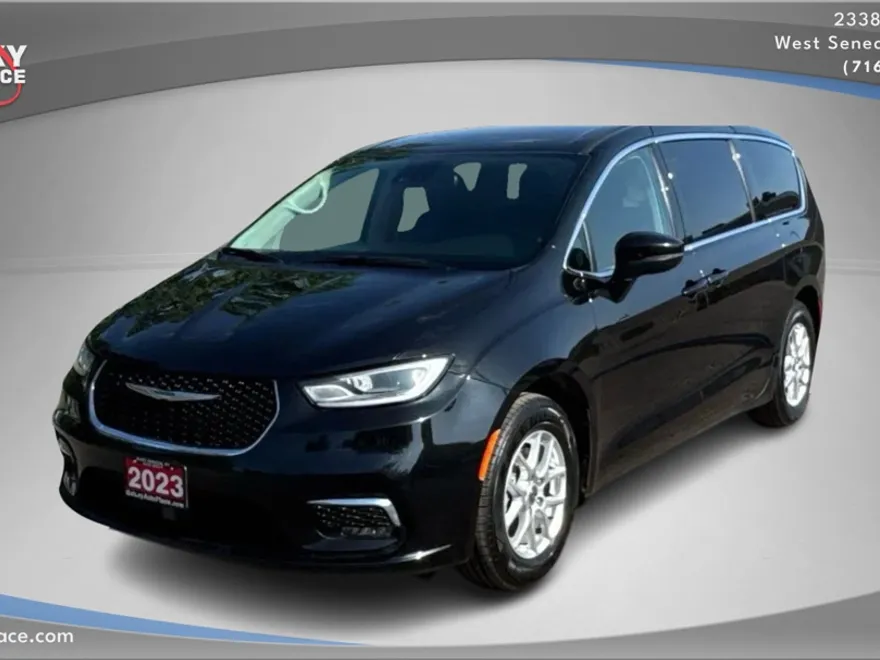 2023 Chrysler Pacifica Touring L photo 1