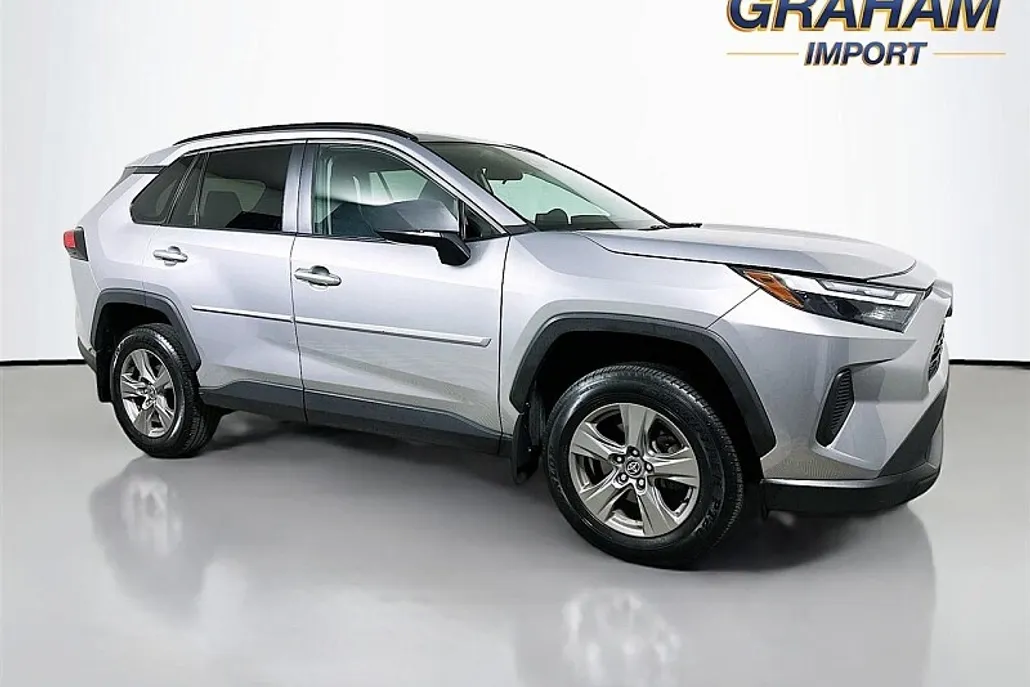 2022 Toyota RAV4 XLE photo 1