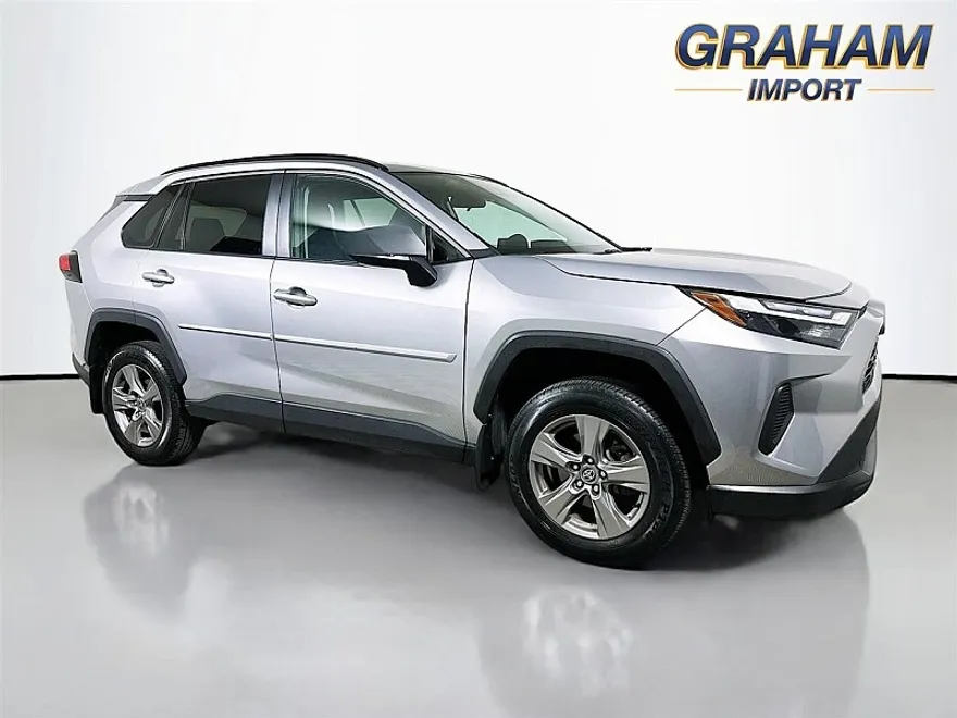 2022 Toyota RAV4 XLE photo 1