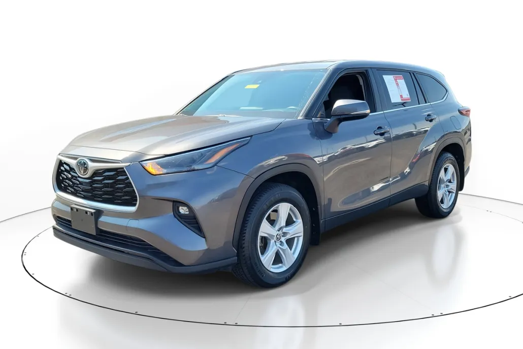 2024 Toyota Highlander LE photo 1