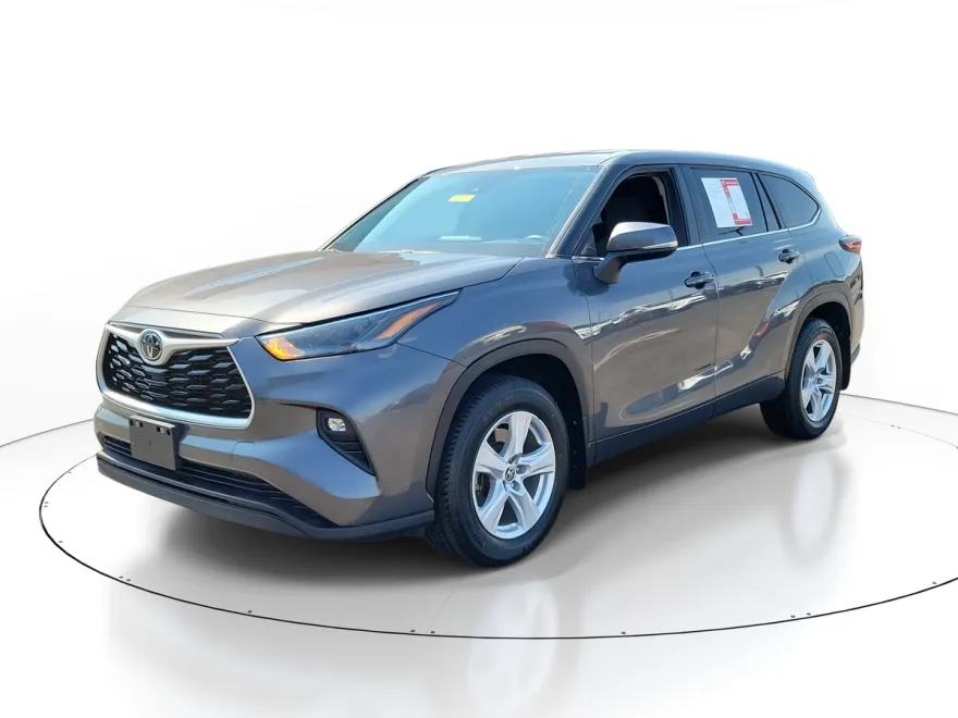 2024 Toyota Highlander LE photo 1