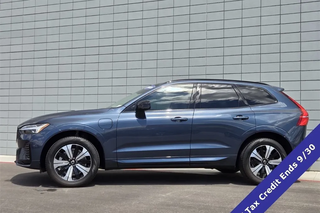 2025 Volvo XC60 Hybrid T8 Core photo 1