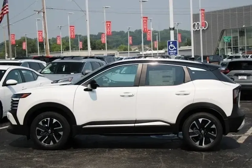 2025 Nissan Kicks SV photo 1