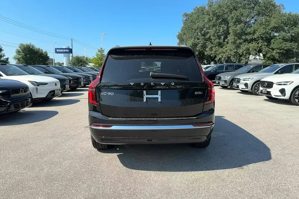 2026 Volvo XC90 B5 Core photo 1