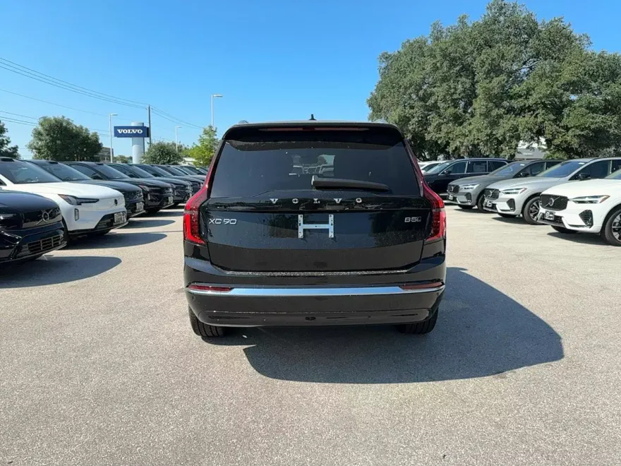 2026 Volvo XC90 B5 Core photo 1