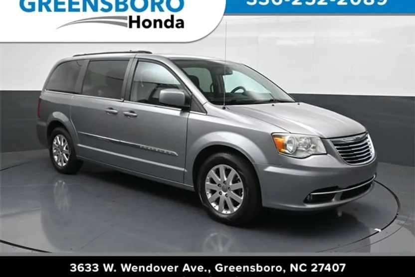 2013 Chrysler Town & Country Touring photo 1