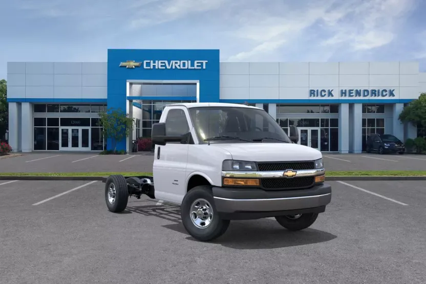 2025 Chevrolet Express Cutaway 3500 photo 1