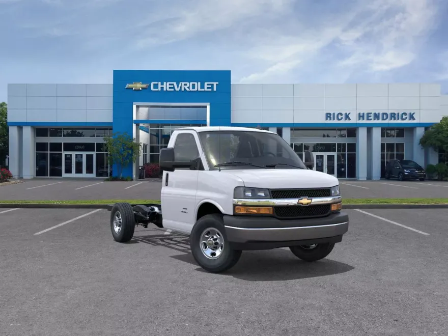 2025 Chevrolet Express Cutaway 3500 photo 1