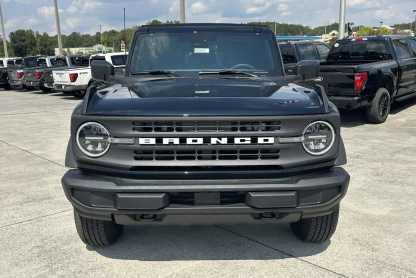 2025 Ford Bronco Base photo 1