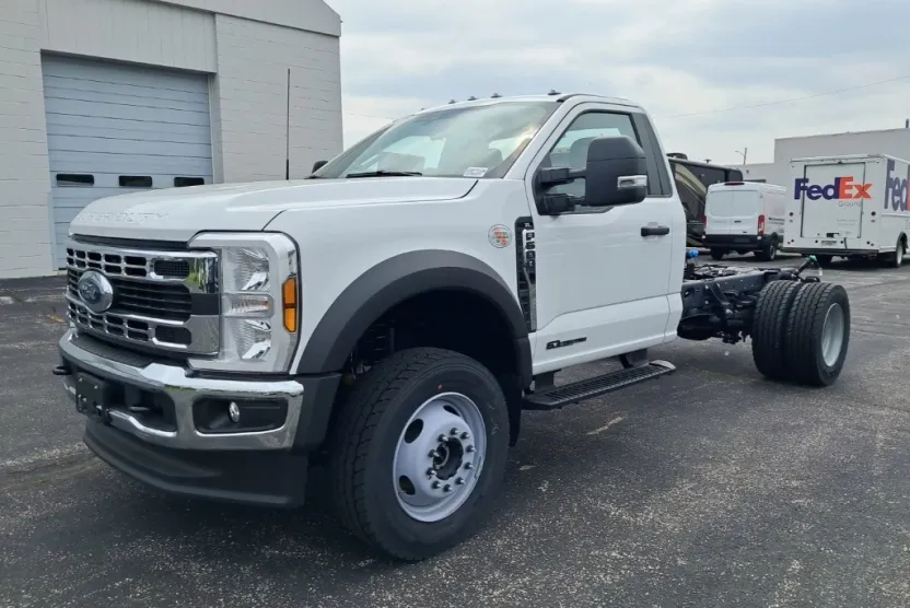 2025 Ford F-600 photo 1