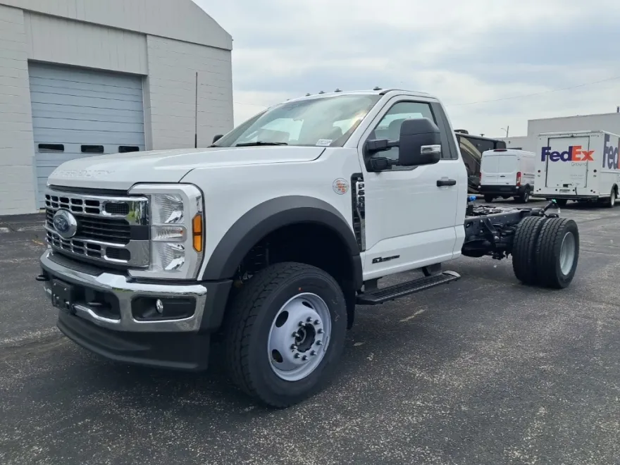2025 Ford F-600 photo 1