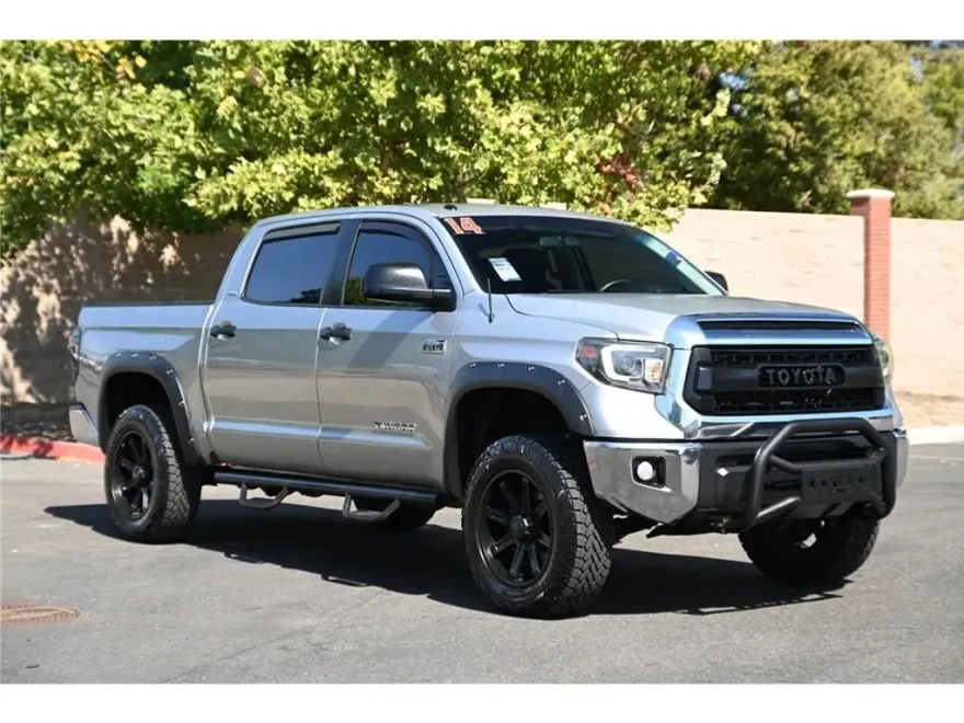 2014 Toyota Tundra CrewMax SR5 photo 1