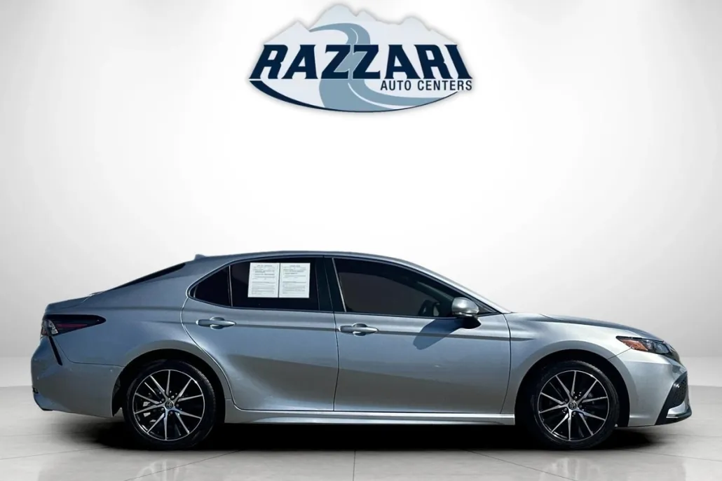 2022 Toyota Camry SE photo 1