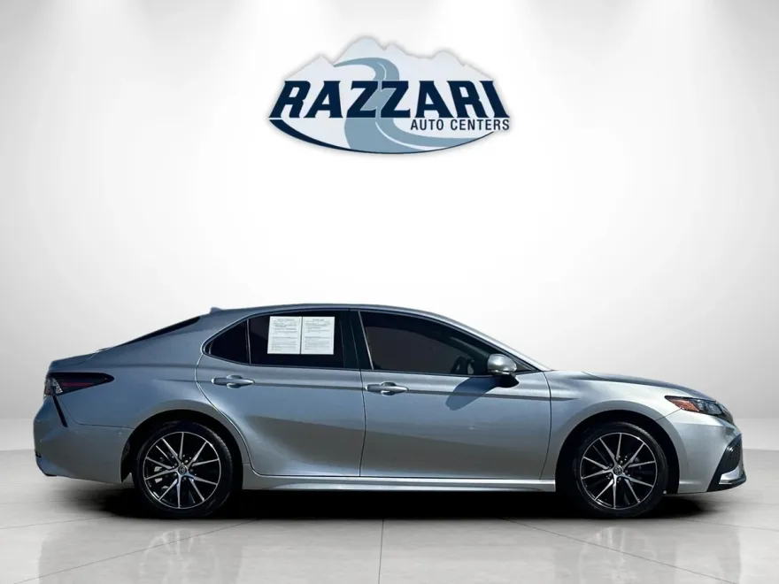 2022 Toyota Camry SE photo 1