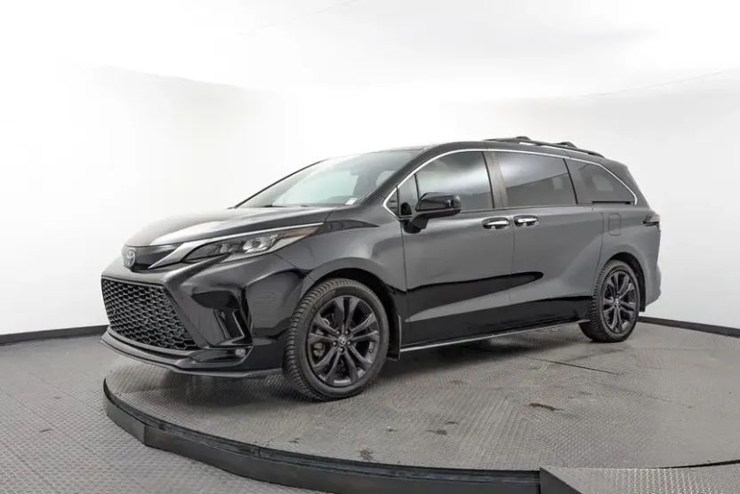 2022 Toyota Sienna XSE photo 1