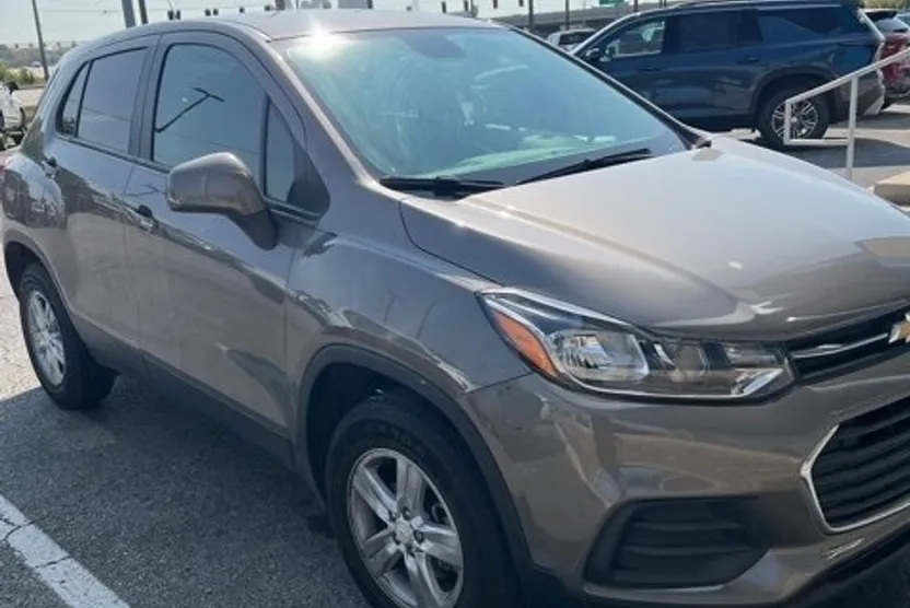 2022 Chevrolet Trax LS photo 1