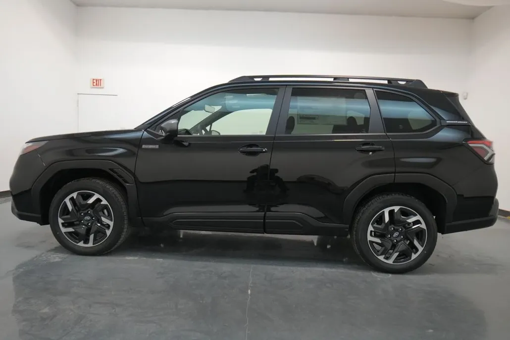2025 Subaru Forester Premium photo 1