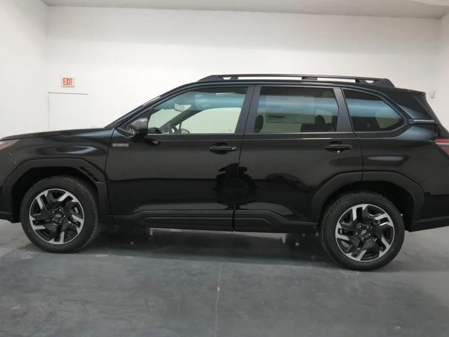 2025 Subaru Forester Premium photo 1