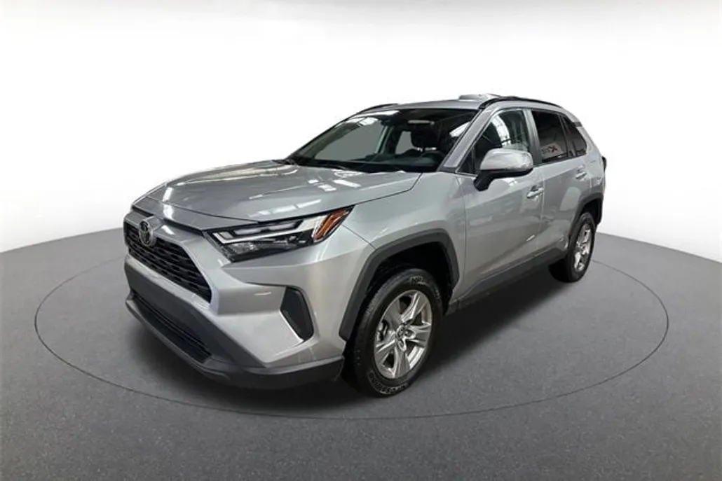 2023 Toyota RAV4 XLE photo 1