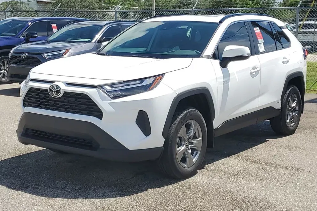 2025 Toyota RAV4 Hybrid XLE photo 1