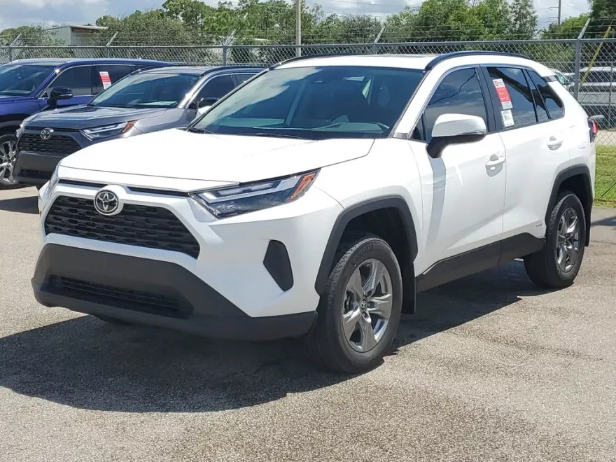 2025 Toyota RAV4 Hybrid XLE photo 1