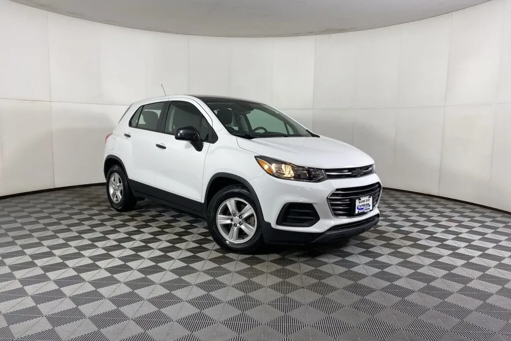 2020 Chevrolet Trax LS photo 1