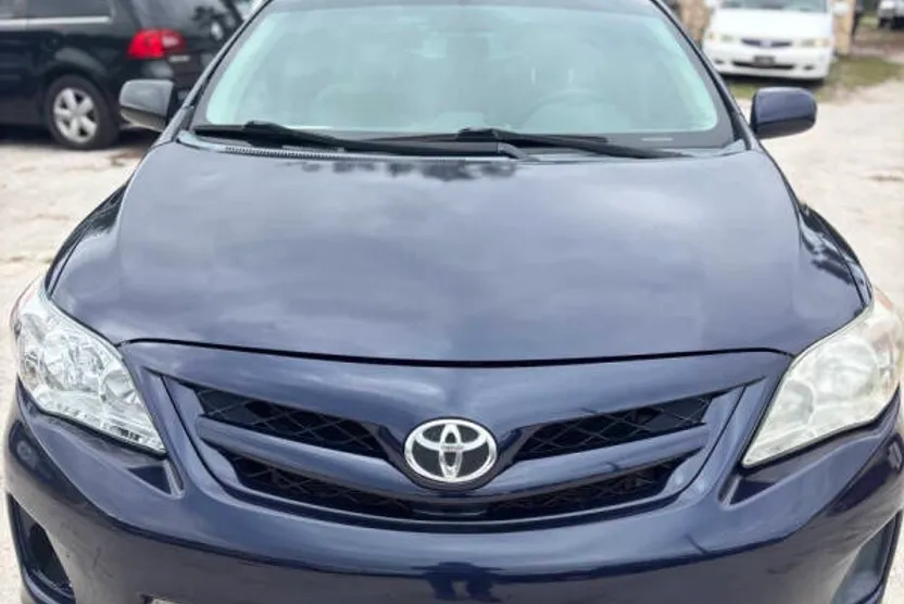 2013 Toyota Corolla LE photo 1