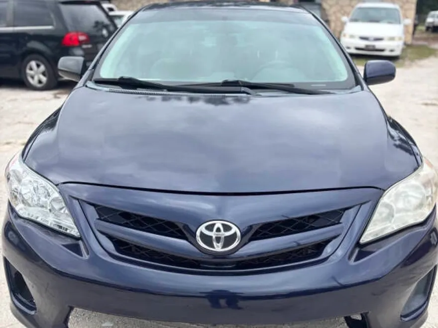 2013 Toyota Corolla LE photo 1