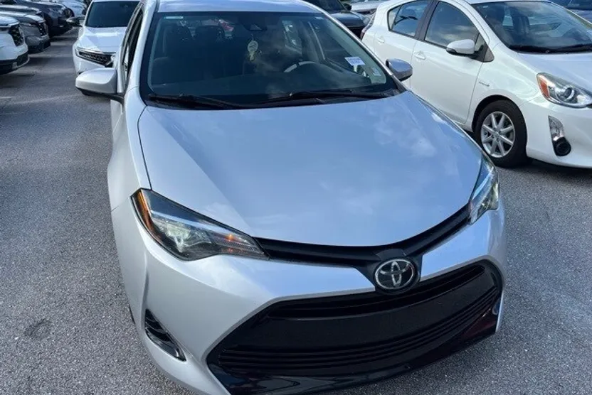 2019 Toyota Corolla LE photo 1
