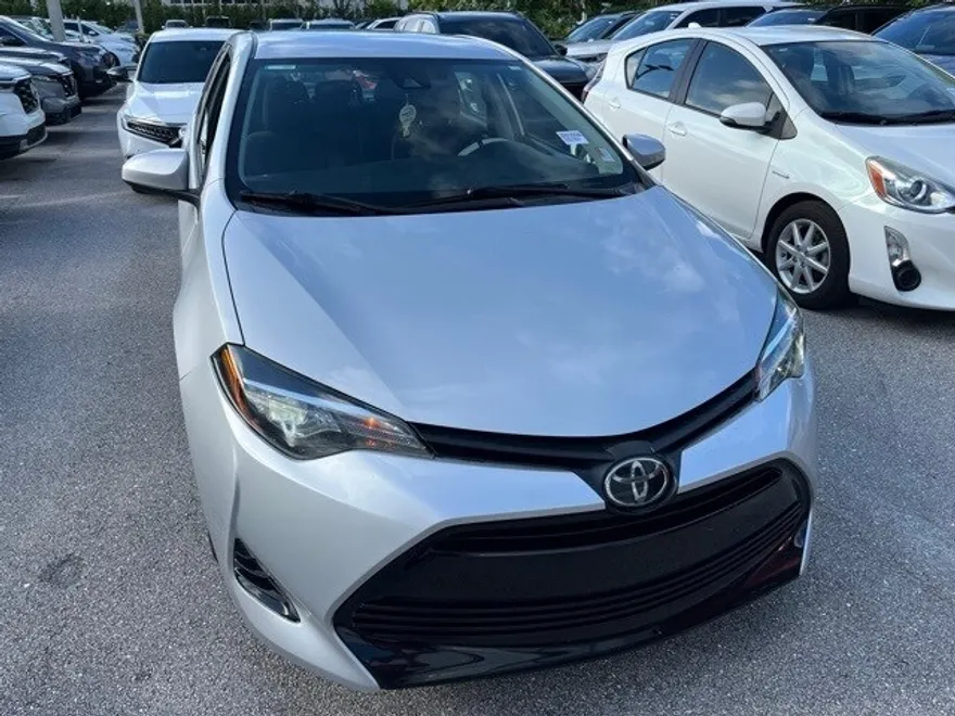 2019 Toyota Corolla LE photo 1