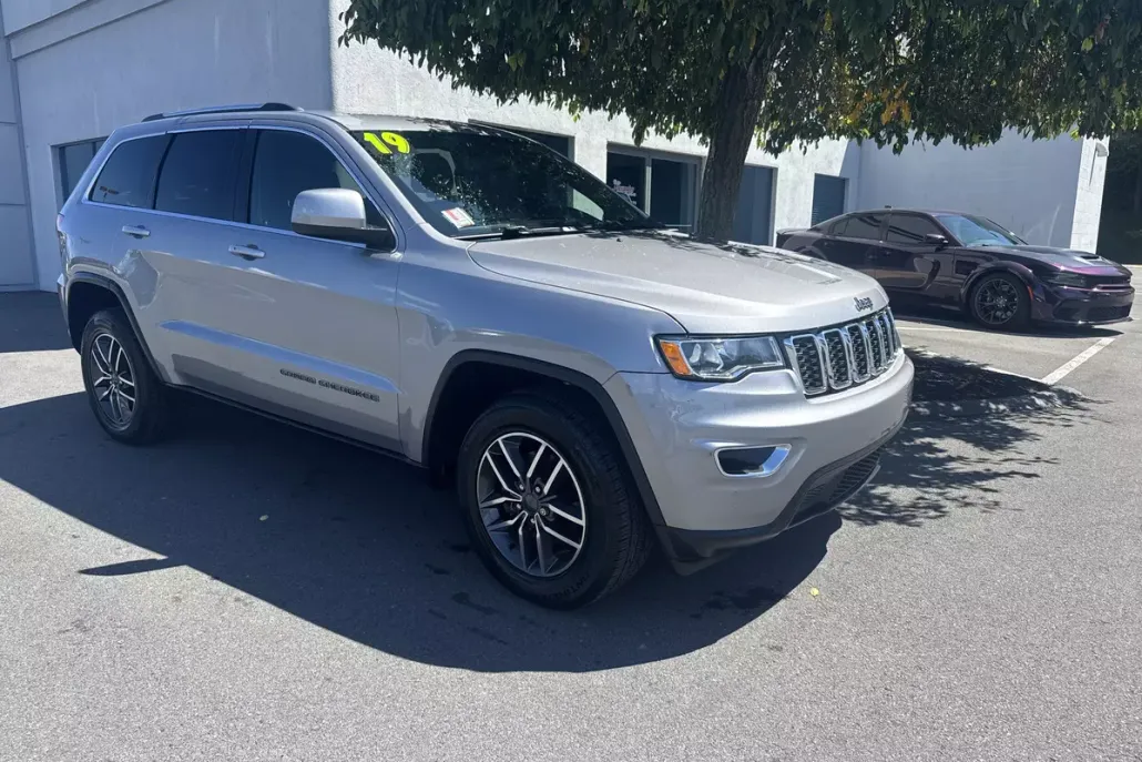 2019 Jeep Grand Cherokee Laredo E photo 1