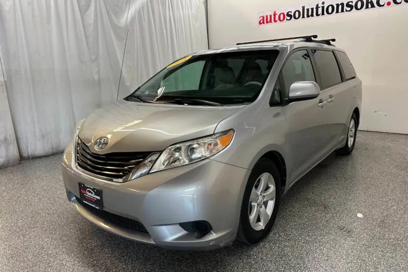 2011 Toyota Sienna LE photo 1
